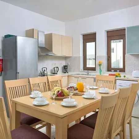 Sleeps 8 Pool Air Con Wifi