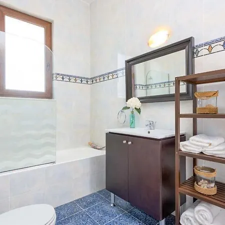 Sleeps 8 Pool Air Con Wifi Vila